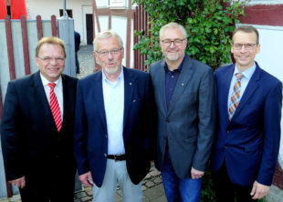 Von Links: Landrat Winfried Becker, Jörg-Harald Rode, Rolf Fröhlich und Bürgermeister Volker Steinmetz. Foto: nh