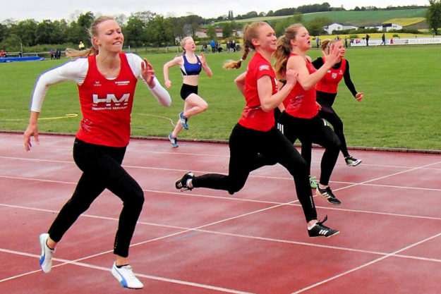 Einen ganz knappen Einlauf gab es über 100m, wo sich Ella Gleim gegen Kati Wagner und Nele Schmoll durchsezten konnte. Foto: nh