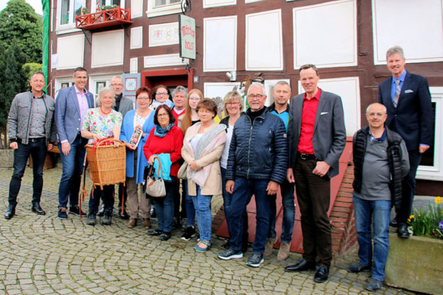 Die Protagonisten der Deutschen Märchenstraße und des Rotkäppchenlandes haben im Märchenhaus Neukirchen ihr neues Projekt »Erzählwanderung durch das Rotkäppchenland« vorgestellt. Foto: nh