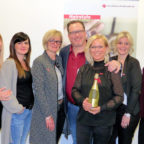 Als neues Mitglied wurde Frisiermeisterin Kerstin Buddner aus Fritzlar (Mitte) begrüßt von (v.li.): Ina Jungermann, Jacqueline Niedzilski, Tanja Seidel, Carsten Ciemer, Kerstin Buddner, Bianca Rehm-Aubel und Nina Eberwein. Foto: Kreishandwerkerschaft