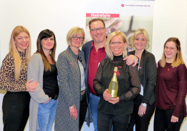 Als neues Mitglied wurde Frisiermeisterin Kerstin Buddner aus Fritzlar (Mitte) begrüßt von (v.li.): Ina Jungermann, Jacqueline Niedzilski, Tanja Seidel, Carsten Ciemer, Kerstin Buddner, Bianca Rehm-Aubel und Nina Eberwein. Foto: Kreishandwerkerschaft