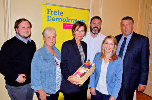 Lukas Stede, Marion Viereck, Bettina Stark-Watzinger, Alexander Katzung, Wiebke Knell und Nils Weigand (v.li.). Foto: FDP-Stadtverband
