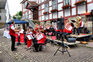 Der Musikzug des TSV Körle gibt am 18. Mai unter Leitung von Dominik Seegel das Gastkonzert auf dem Melsunger Marktplatz. Foto: nh