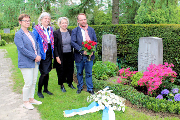 Die nordhessische Europaabgeordnete Martina Werner, die Kasseler Sozialdezernentin Ilona Friedrich, Susanne Selbert und SPD-Bezirksvorsitzender Timon Gremmels erinnerten an die große Sozialdemokratin Elisabeth Selbert, eine der Mütter des Grundgesetzes. Foto: SPD