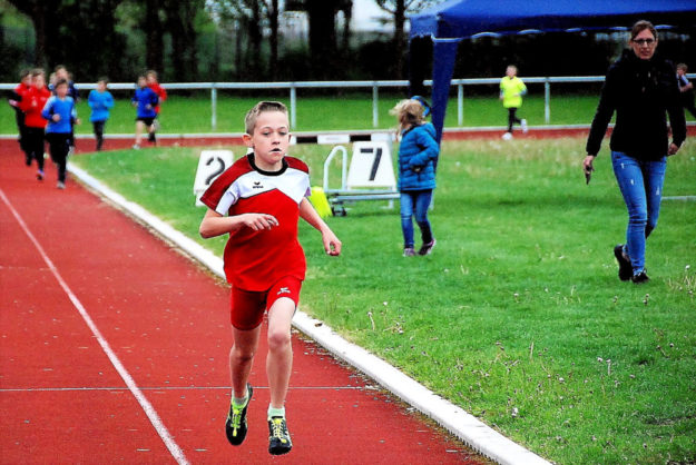 Jean Heilmann setzte sich mit einem großen Vorsprung im 800m-Lauf der U12 nach 2,46 Minuten souverän durch. Foto: nh
