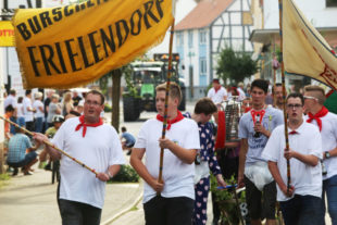 Die Kirmesburschen Frielendorf marschieren wieder. Foto: Rainer Sander