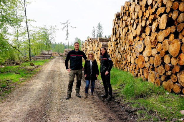 FDP-Landtagsabgeordnete Wiebke Knell beim Besuch im Revier Spangenberg mit Produktionsleiter Steffen Wildmann (li.) und Forstamtsleiterin Petra Westphal (re.). Foto: Knell | Forstamt