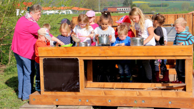 Aus Zufall entstanden und dennoch pädagogisch wertvoll: Die neue Matschküche der Kinder in Wernswig. Foto: nh