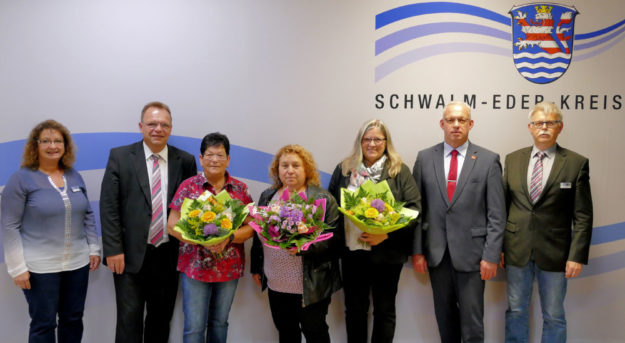 Personalratsvorsitzende Marion Hänel, Landrat Winfried Becker, Heidemarie Klotz, Ingrid Damm, Heidrun Horst-Süßmann, Erster Kreisbeigeordneter Jürgen Kaufmann und Personalservice-Leiter Dirk Siebert (v.li.). Foto: nh