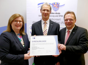 Milena Mikosch von der IHK, NSE-Geschäftsführer Mike Stämmler und Landrat Winfried Becker (v.li.). Foto: nh