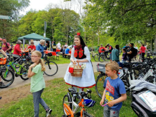 Radfahren und an vielen Stationen am vielseitigen Unterhaltungsprogramm teilnehmen – das bietet der Radspaß im Rotkäppchenland noch bis Oktober. Foto: nh