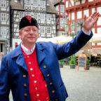 Stadtführer Volker Wiegand als Bartenwetzer. Foto: Tourist-Info