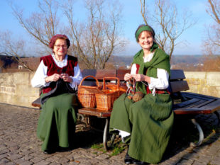 Bei der Stadtführung immer gut aufpassen, was das Lisbeth so erzählt, als wär’s in der Spellstubbe. Foto: Kultur- & Tourist-Information