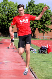 Yannick Schleider überraschte im Weitsprung mit seiner Steigerung auf 6,13 Meter. Foto: nh