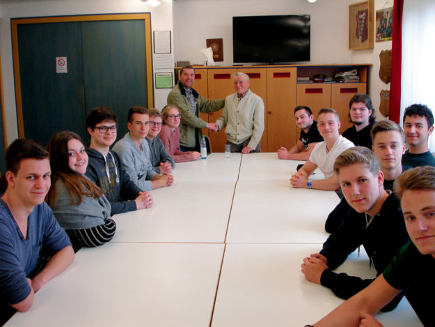 Max Weigel und Andreas Göbel im Kreis der Schülerinnen und Schüler des Leistungskurses Geschichte am Schwalmgymnasium. Foto: nh