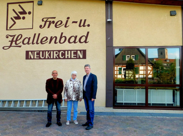 Cafeteria-Betreiber Hassan Mirfeizi, Mitarbeiterin Angelika Hauptmann, Bürgermeister Klemens Olbrich (v.li.). Foto: nh