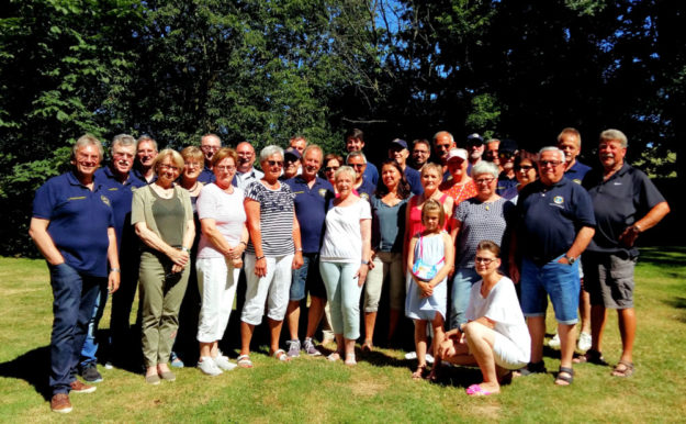 Anlässlich des Wechsels in ihrem Präsidium nahmen die Lionsfreunde Aufstellung zum Gruppenbild. Foto: nh