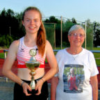 Aus den Händen von Waltraud Diele nahm Vivian Groppe den Pokal für die beste Leistung im Sprint-Zweikampf entgegen. Foto: nh