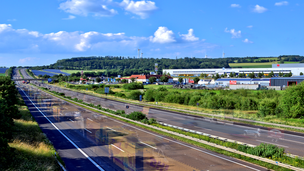 HDR-Effekt: Eine endlose Schlange von «Geisterfahrern« passiert auf der A7 den Autohof Malsfeld. Foto: Schmidtkunz