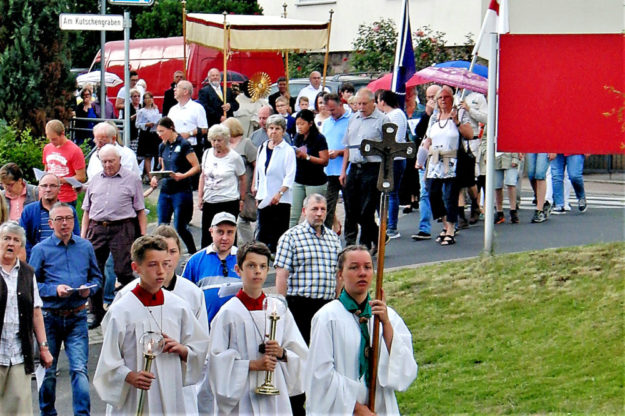 Messdiener und Gläubige der Pfarrgemeinde folgen der Prozession durch die Franz-Gleim-Straße. Foto: nh