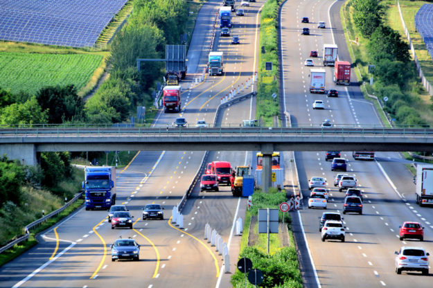 Die Baustelleneinrichtung hat begonnen, ab dem 25. Juni geht es mit den Einrüstarbeiten an der Brücke zum Gewerbegebiet Ostheim los. Foto: Schmidtkunz