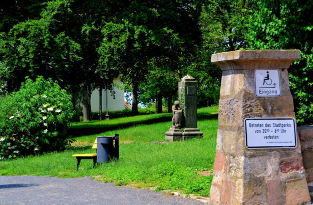 Der Stadtpark Alter Friedhof, Homberg, Eingang Ecke Westheimer- und Parkstraße, Juni 2019. Foto: Schmidtkunz