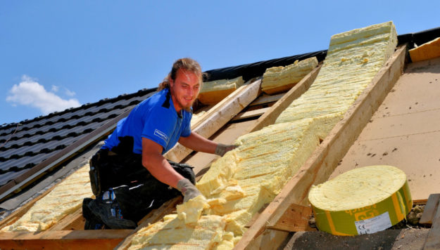 Dachwohnungen könnten helfen die Wohnungsnot zu lindern. Dachdecker helfen Energiesparen, und Wohnraum zu erschließen. Foto: ZVDH