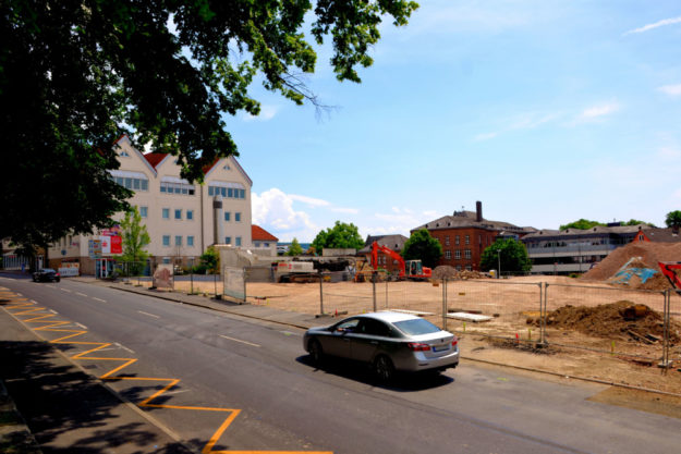 Wo einst das Autohaus stand, wird ein modernes Einzelhandelszentrum entstehen. Foto: Schmidtkunz