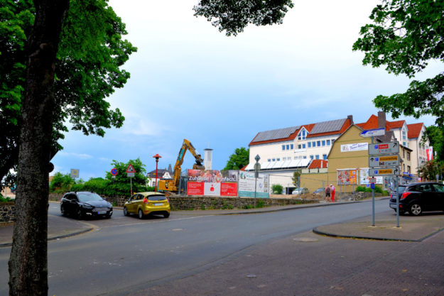 Die Baulücke in der Ziegenhainer Straße soll fristgerecht mit neuem Geschäftsleben erfüllt, sprich: bebaut werden. Foto: Schmidtkunz