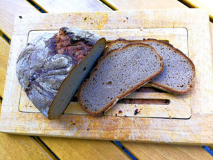 Duftend und frisch kommt das Brot aus vom Bachkaus auf den Tisch. Foto: Rotkäppchenland