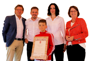 Von links: Johann Ferber, Aufsichtsratsvorsitzender der MGH Gutes aus Hessen GmbH; Olaf Nolte mit seiner Frau Joy und Sohn; Landwirtschaftsministerin Priska Hinz. Foto: nh