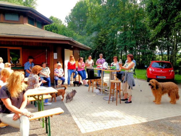 In geselliger Runde feierten Ehrenamtliche, Helfer und Spender das Sommerfest der Katzenhhilfe. Foto: nh