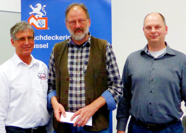 Berufsschullehrer Kurt Reuter wurde feierlich auf der Innungsversammlung der Dachdecker-lnnung Kassel verabschiedet. Obermeister Horst Wagner, Kurt Reuter und stv. Obermeister Joachim Schaumlöffel (v.li.). Foto: Kreishandwerkerschaft