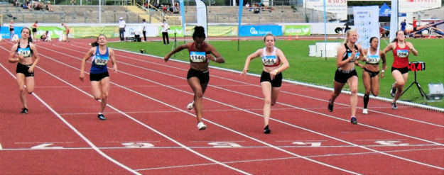 Kurz vor dem Ziel war das 100m-Finale der W15 noch nicht entschieden. Foto: nh