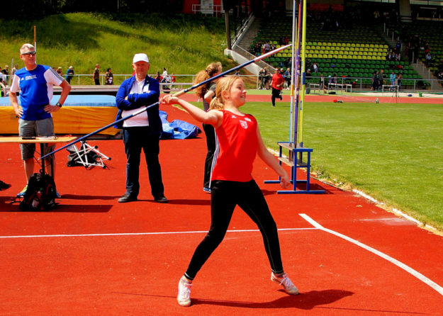 Nele Padalsky wirft den Speer zum ersten Mal unter Wettkampfbedingungen. Foto: Bernd Feldmann