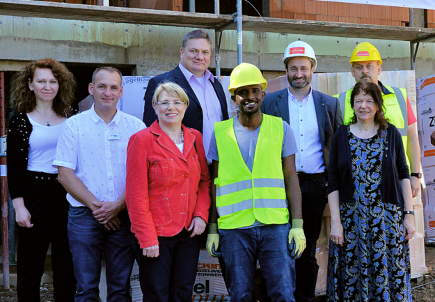 Refugees Day-Teilnehmer Ali Abdi (Mitte) mit Malwine Dubik (Kreishandwerkerschaft Schwalm-Eder), Andre Teumer-Weißenborn (Schwalm-Eder-Kreis), Jutta Emde (Berufswahlbüro Melsungen), Lars Werner (Fachbereichsleiter Sozialverwaltung Schwalm-Eder-Kreis), Stefan Sippel (Fa. Sippel Bau), Karin Plötz-Hesse (Kinder und Familienbüro Melsungen) und Kurt Schade (Fa. Sippel Bau). Foto: nh