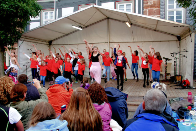 Das Tanzcentrum Contrust beim Johannisfest. Foto: nh