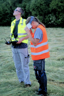 Während Stefan Vones die Drohne fliegt, verfolgt eine Mitarbeiterin die Suchergebnisse live auf einer VR-Brille. Foto: Andrea Imhäuser | LLH