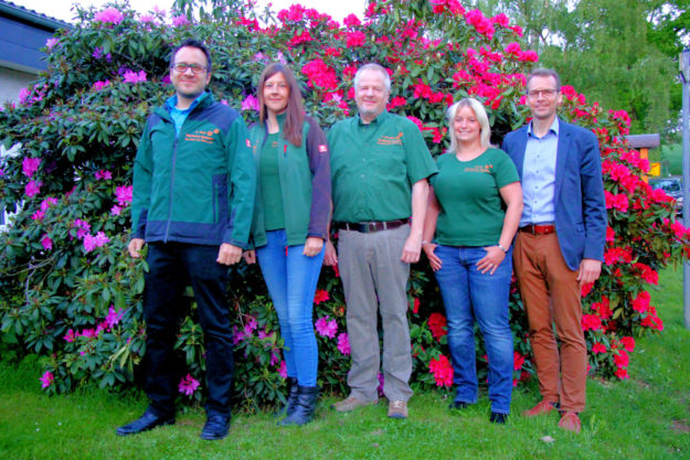 Schriftführer Felix Beier, 2. Vorsitzende Mandy Lindner, 1. Vorsitzender Ralf Pomplun, Pressewartin Johanna Schäfer und Felsbergs Bürgermeister Volker Steinmetz (v.li.). Foto: nh