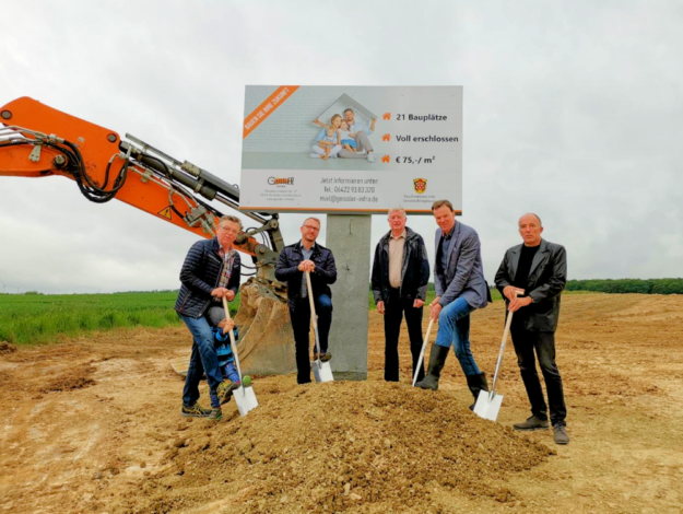 Ortsvorsteher Reinhold Corell mit Enkel Leon Korell, Geschäftsführer Thomas Barg, Beigeordneter Paul Kalbfleisch, Bürgermeister Heinrich Vesper, Bauamtsleiter Peter Wahl (v.li.). Foto: Gemeinde Willingshausen