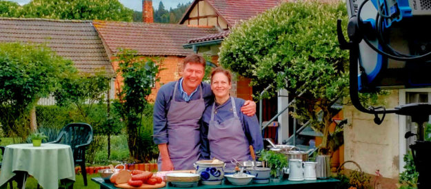 Dieter Voss und Katja Hack stehen für das »Herrliche Hessen« vor der Kamera. © HR