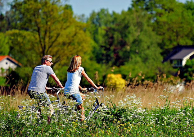 Auf einer Radtour durchs Rotkäppchenland kann man den Alltag getrost hinter sich lassen. Foto: Mabel Amber | Pixabay