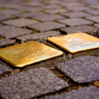 Neukirchen bekommt neue Stolpersteine zum Gedenken an Opfer des Nazi-Terrors. Foto: Hans Braxmeier | Pixabay