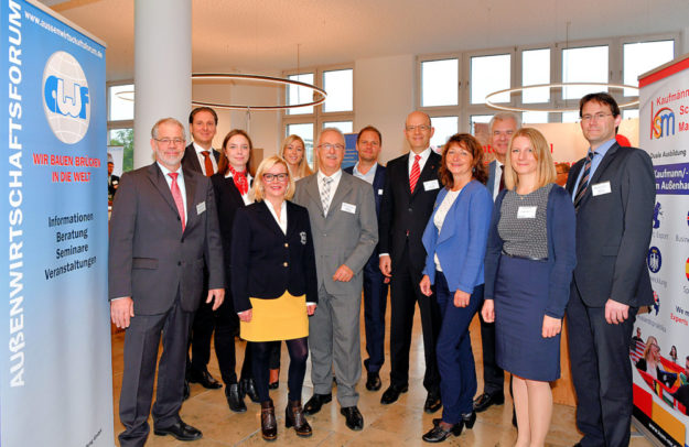 Wollen Brücken in die Welt bauen: Die Sponsoren, Partner, Referenten und Gastgeber des Nordhessischen Außenwirtschaftstags 2018. Foto: nh