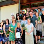 Glückliche Gesichter nach erfolgreich bestandener Prüfung als staatlich anerkannte Heilpädagogen: Die Absolventen und Dozenten der Hephata-Akademie für soziale Berufe im Fachbereich Heilpädagogik. Foto: Hephata