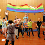 Der Regenbogen strahlt zum Ende des Musicals »Arche Noah«, das die Teilnehmenden der Hephata-Ferienspiele vor ihren Familien aufführten. Foto: Hephata