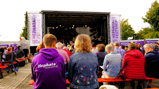 Kirchentags-Atmosphäre: Der Gottesdienst bei den Hephata-Festtagen findet unter freiem Himmel statt und bietet Jahr für Jahr inhaltliche und musikalische Besonderheiten. Foto: Hephata