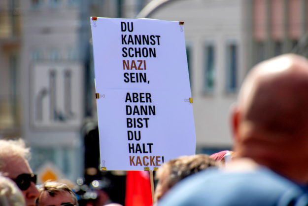 Zusammen mit einem Bündnis von 75 Vereinen und Organisationen kamen rund 15.000 Menschen nach Kassel, um gegen einen Aufmarsch von Nazis zu demonstrieren. Foto: Andreas Gangl | Fototeam Ver.di Hessen