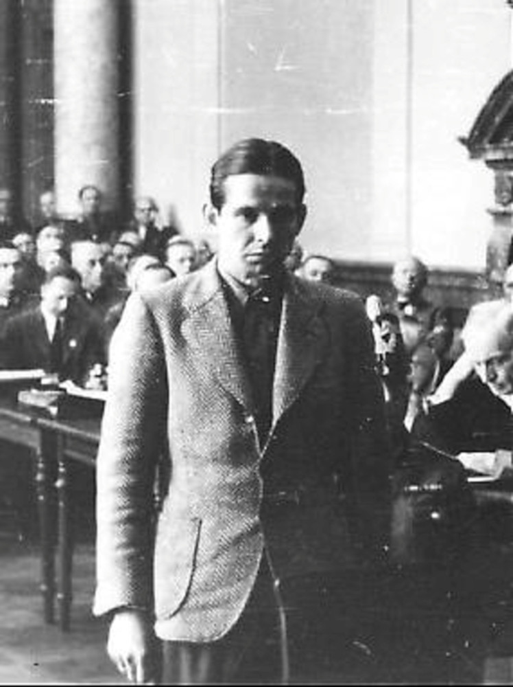 Egbert Hayessen vor Gericht. Am 15. August 1944 wird er vor dem Volksgerichtshof durch Roland Freisler zum Tode verurteilt. Quelle: Gedenkstätte Deutscher Widerstand, Berlin