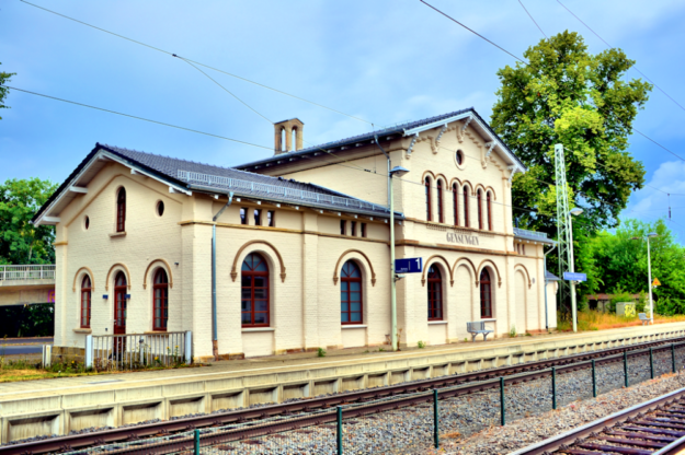 Der Alte Bahnhof in Gensungen wurde von der Stadt Felsberg gekauft und saniert. Foto: ©Gerald Schmidtkunz